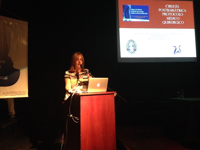 La Dra. Linda Rincón, presentando la ponencia Cirugía Postbariátrica protocolo médico quirúrgico.