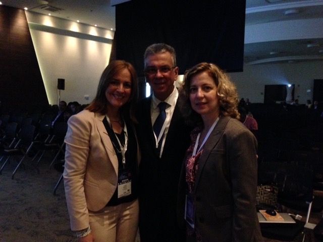 Dra. Marisela Cemborain y Dra. Linda Rincón, con el Dr. Carlos del Pino Roxo. especialista de Cirugía postbariátrica de Río de Janeiro, Brasil