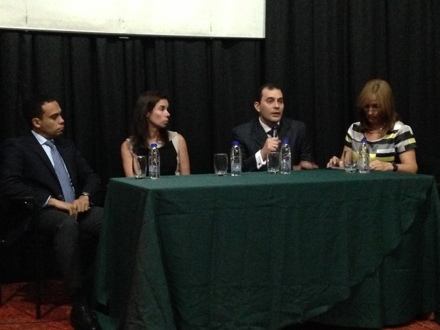 Mesa redonda del equipo de cirujanos.